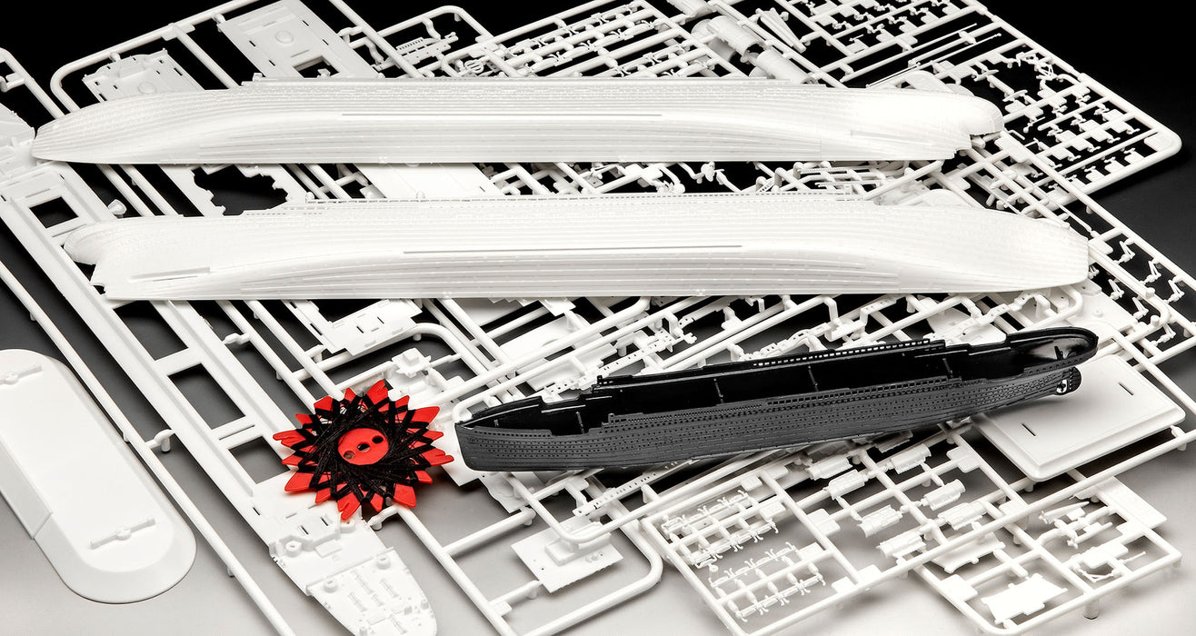 REVELL 05727 - R.M.S. Titanic 1:700 & 1:1200 Scale Model Boat Set